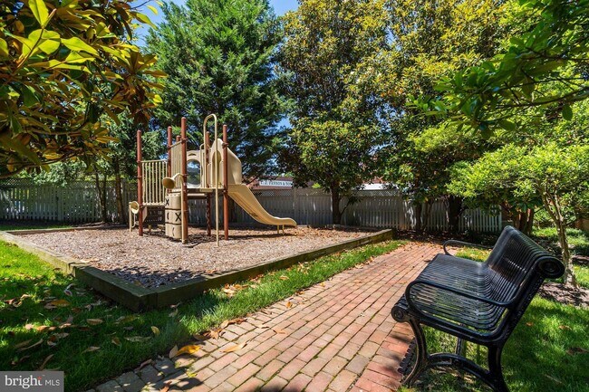 Building Photo - 1221 Roundhouse Ln