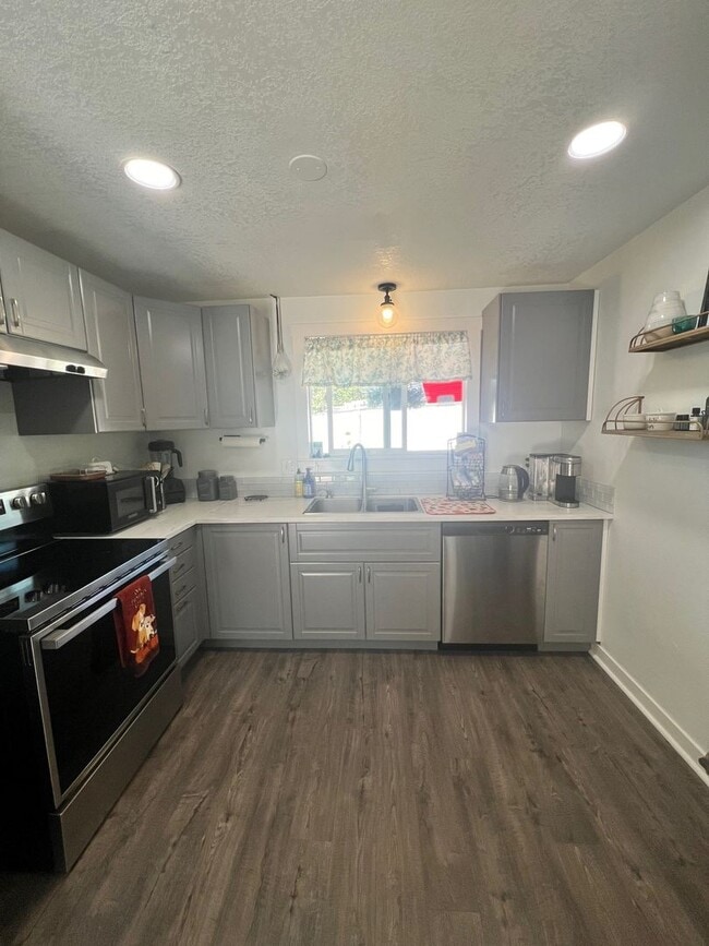 Building Photo - Single Level Home on Large Lot and Cul De Sac