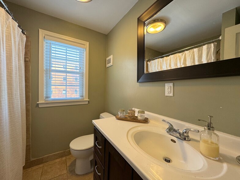 Building Photo - 620 E 63rd Ter