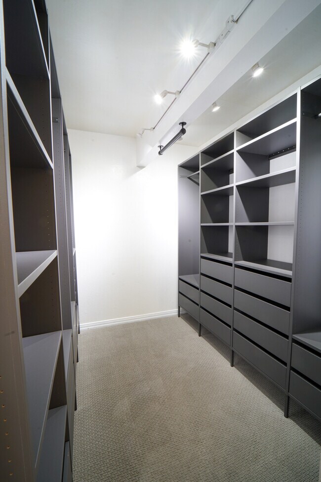 Building Photo - 320 Vía Casitas