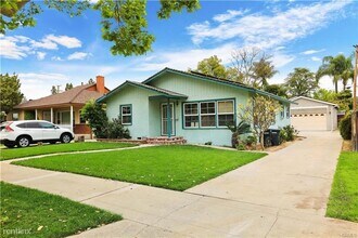 Building Photo - 4/Bed, 4/Bath Home with Parking, Washer/ Dryer and Spa, Close to Chapman University/ Orange Circle