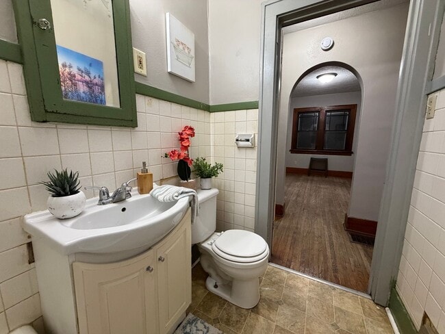 Building Photo - 2 bed, 1 bath home for rent in Waterloo