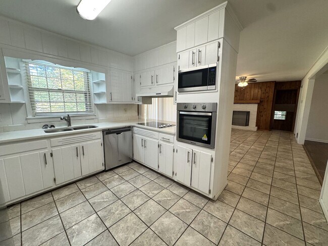 Building Photo - 5br home off S. Milledge For Rent