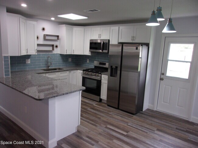 Building Photo - 1240 N Singleton Ave