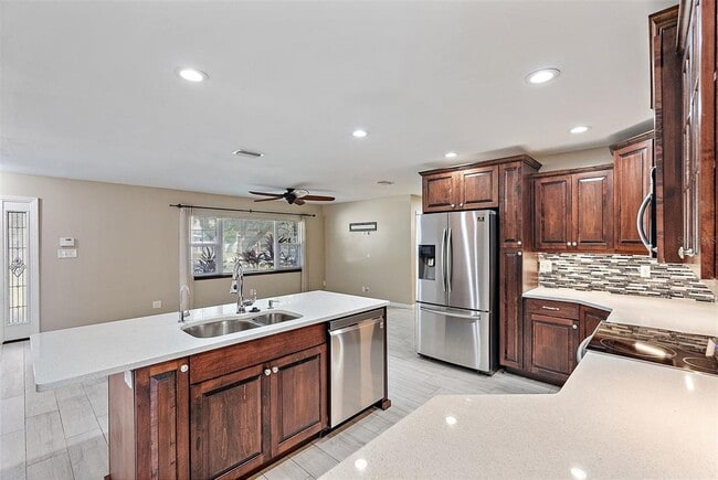 Building Photo - 5080 Oaklawn Ln