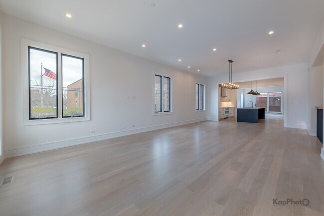 Building Photo - 901 W Cullerton St