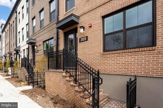 Building Photo - 203 Montgomery St