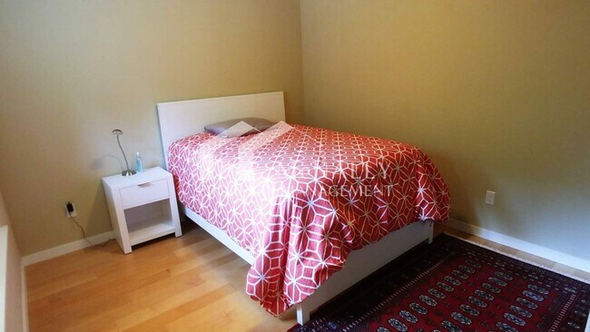 Building Photo - Beautiful Furnished Home in University Place