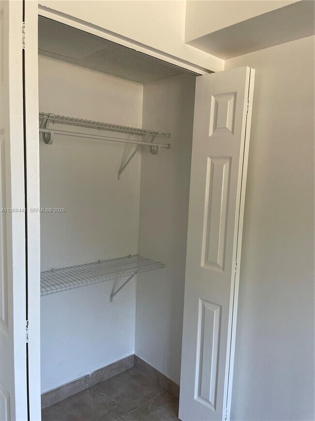 Building Photo - 570 S Park Rd