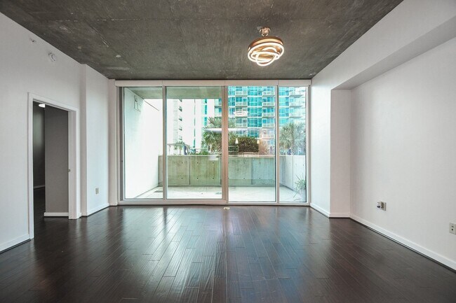 Building Photo - 5925 Almeda Rd