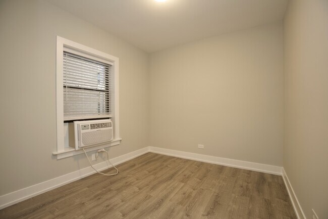 Building Photo - 716 W Brompton