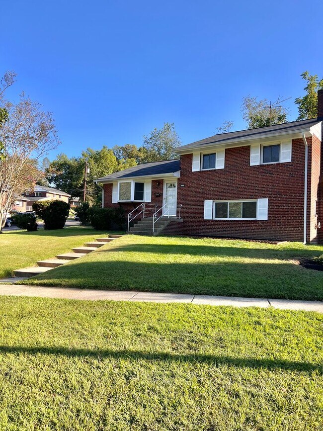 Primary Photo - Beautiful 4 BR + den 2 FB home in corner lot!
