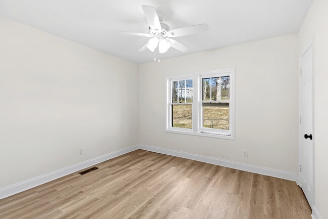 Building Photo - 128 Grandview Dr