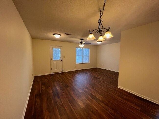 Building Photo - 3BD/2B Townhouse in New Wood Valley