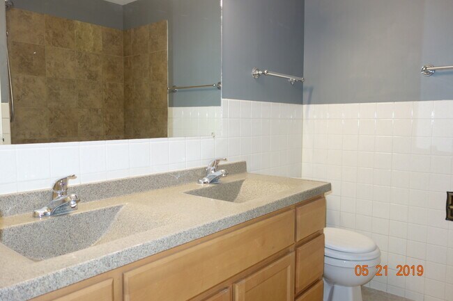 Building Photo - 300 Meadow Ct