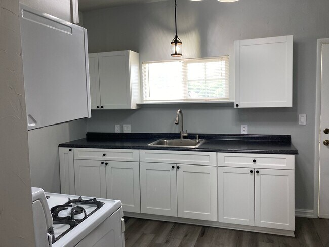 Building Photo - 211 E Will Rogers Blvd