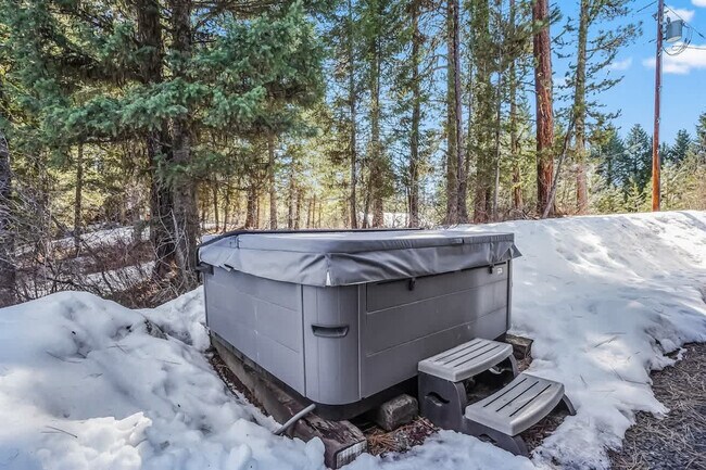 Building Photo - 1013 Yew Wood St