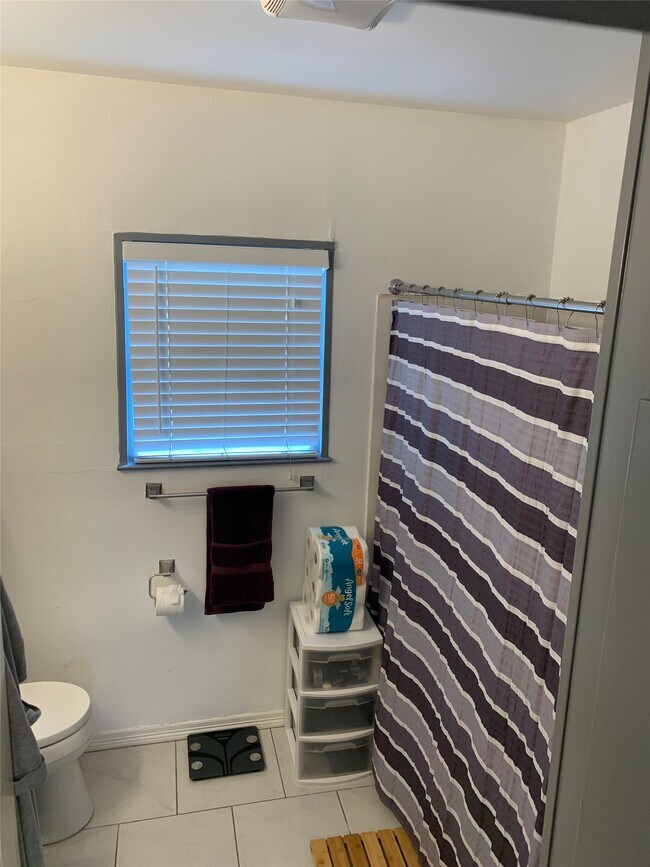 Building Photo - 1546 Lombardy St