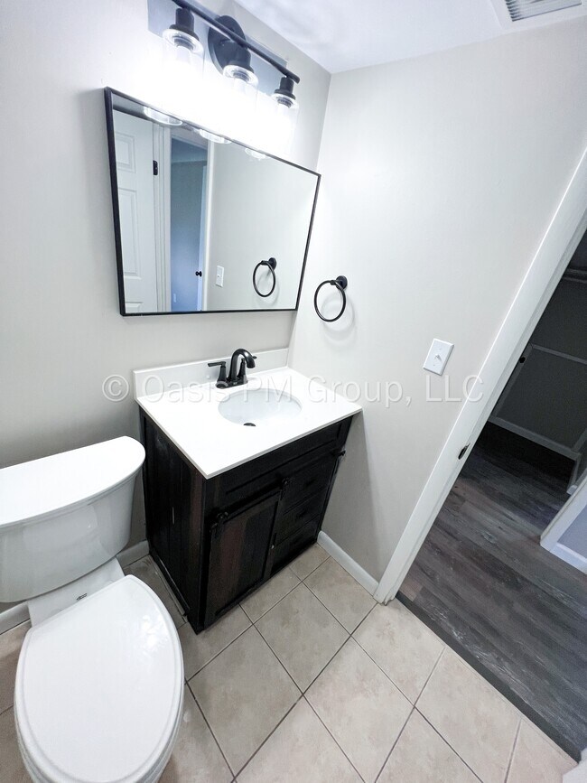 Building Photo - 912 Tellega Ave