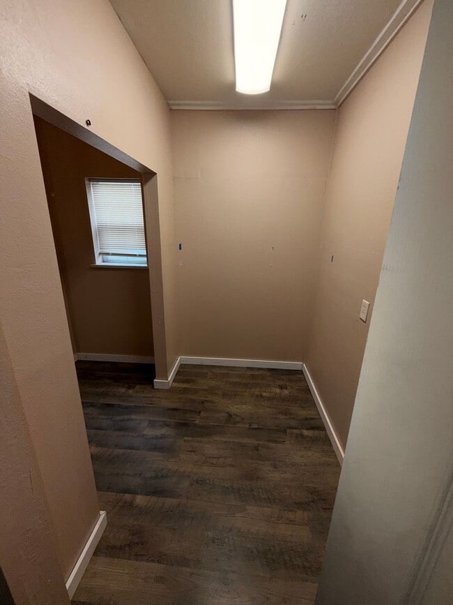 Building Photo - Charming 3-bedroom, 1-bath home is conveniently located with quick access to grocery stores, rest...
