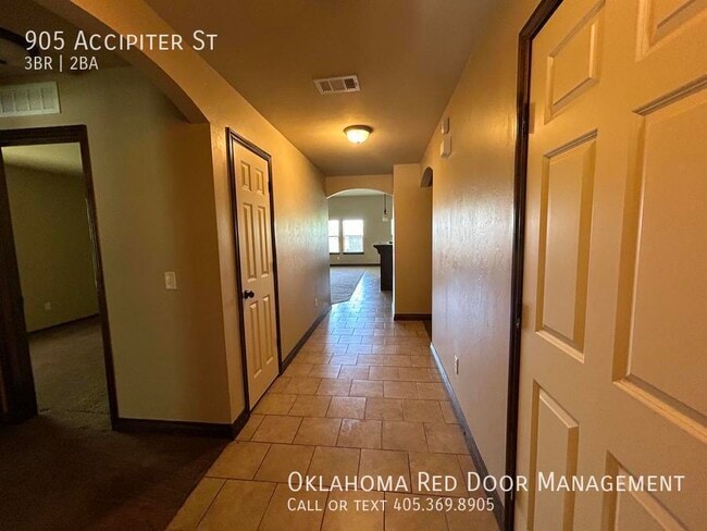 Building Photo - 905 Accipiter St