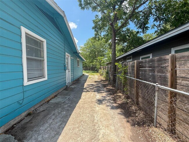 Building Photo - 1412 Vargas Rd