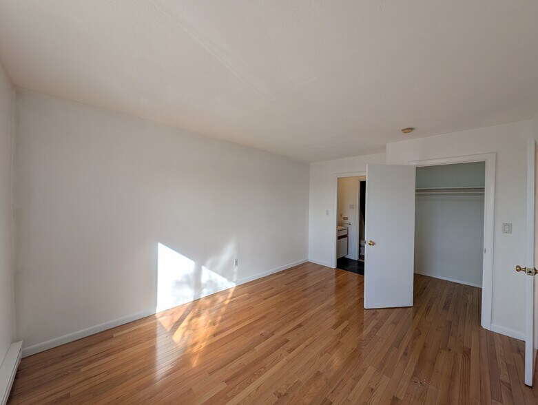 Building Photo - 10 Roberts St