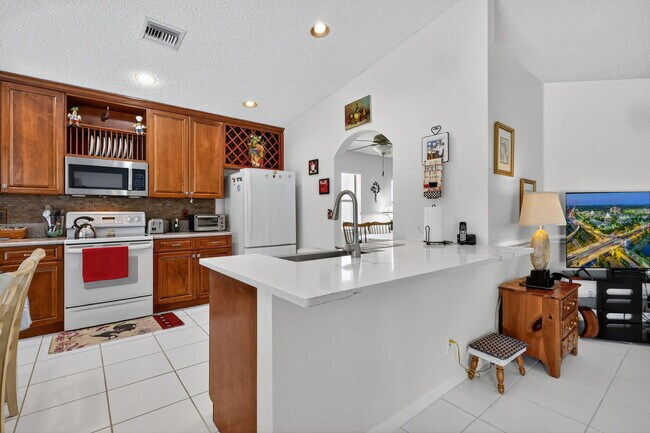 Building Photo - 1520 S Club Dr