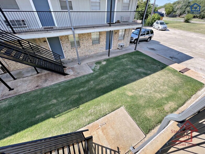 Building Photo - 1502 NW Kingsbury Ave