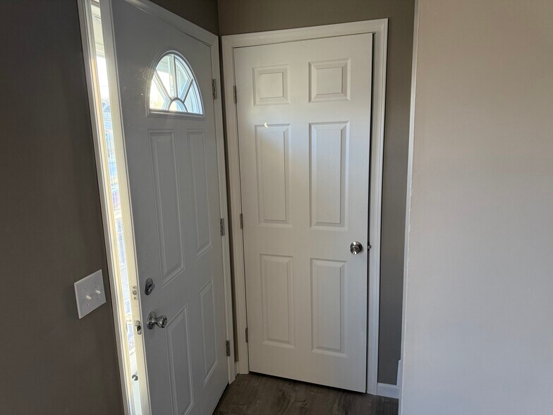 Building Photo - 1881 Lakeview Dr