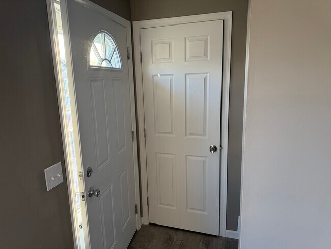 Building Photo - 1881 Lakeview Dr