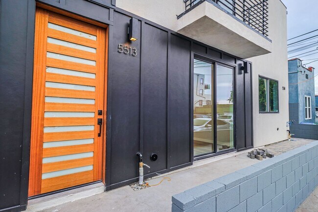 Building Photo - 2332 Carmona Ave