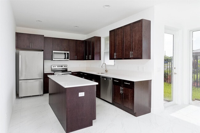 Building Photo - 6947 Pines Cir