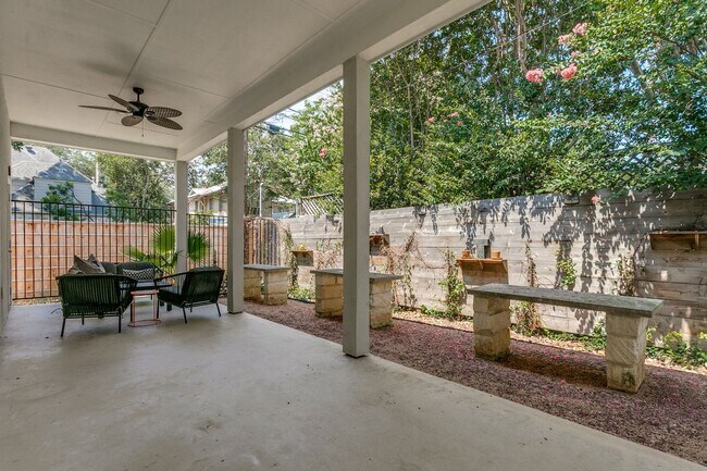 Building Photo - 488-EO