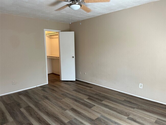 Building Photo - 10100 S Gessner Rd