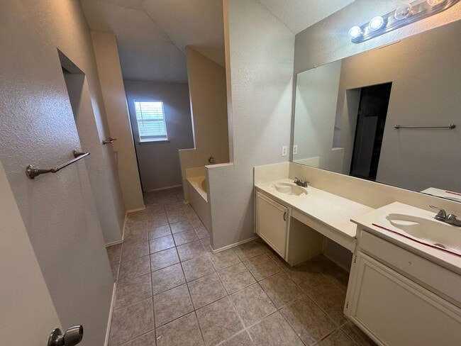 Building Photo - 2410 Richfield Dr