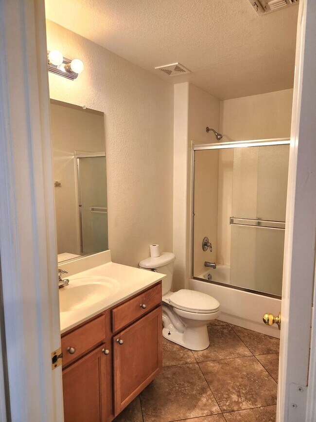 Building Photo - Beautiful 3 Bed/2 Bath with Pool!