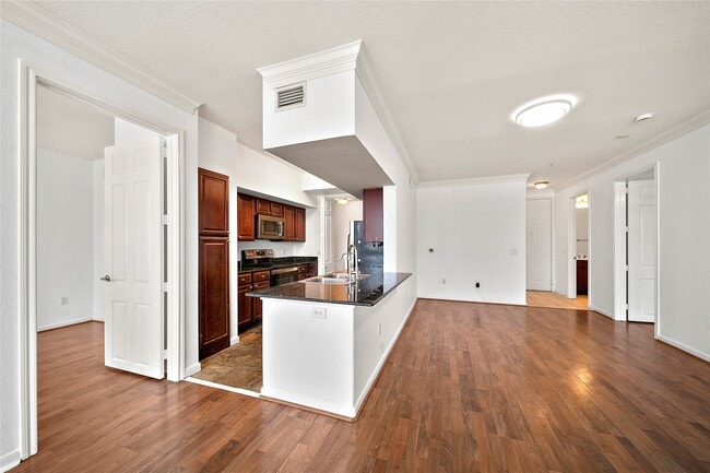 Building Photo - 7575 Kirby Dr