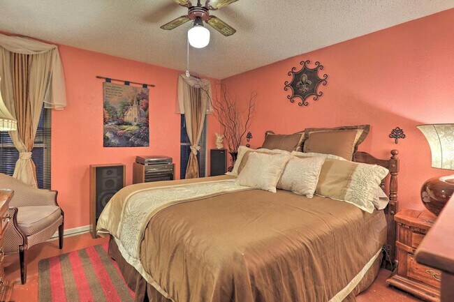 Building Photo - 2109 Woodside Dr