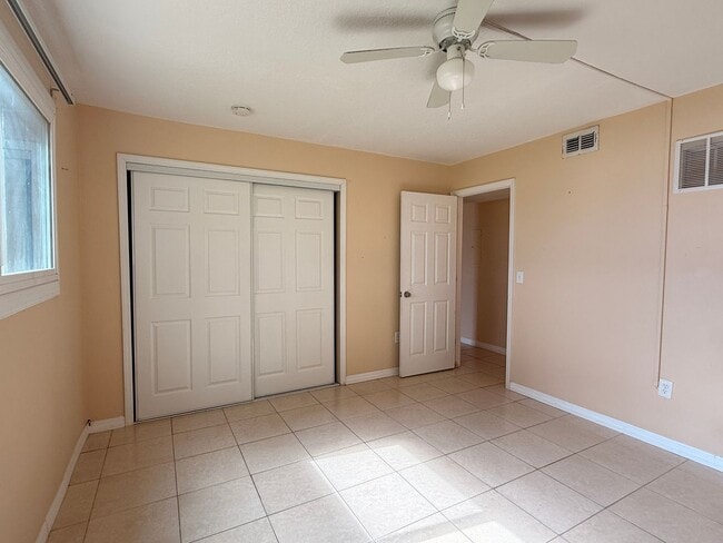 Building Photo - 2/2 Condo with Lake Views