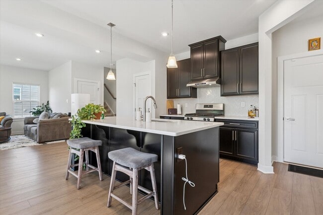 Building Photo - Beautifully Upgraded 4B/3.5B Home with Dec...