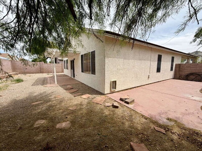 Building Photo - 2540 W Hawks Eye Ave