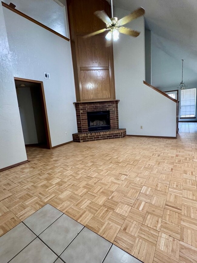 Building Photo - 2 bed, 2 bath, 2 car garage