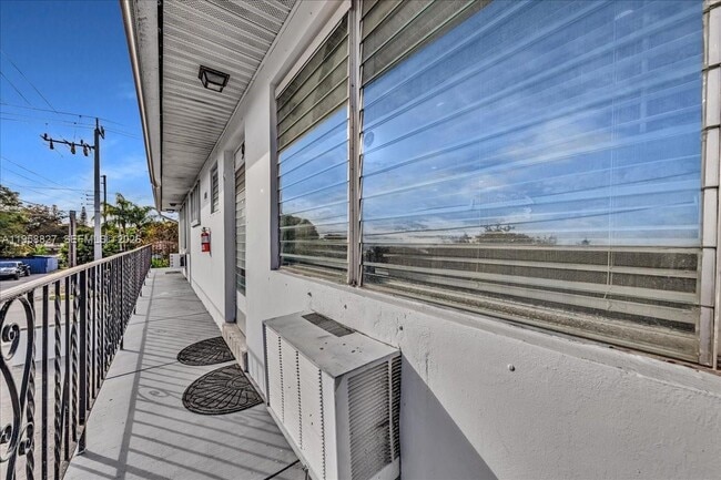 Building Photo - 707 S 19th Ave