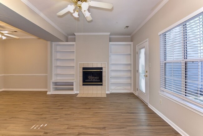 Building Photo - Convenient Coventry Townhome