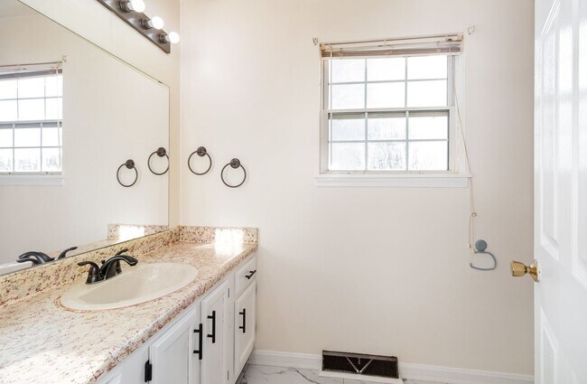 Building Photo - 6280 Spring Knoll Dr