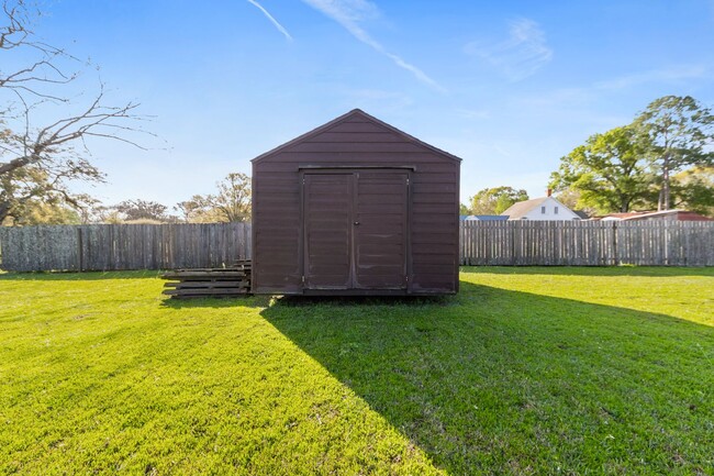 Building Photo - Welcome to Live Oak Circle!