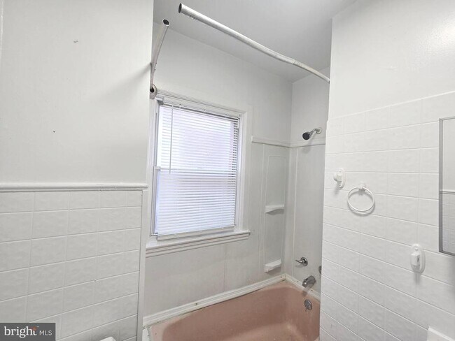 Building Photo - 4436 N Chadwick St