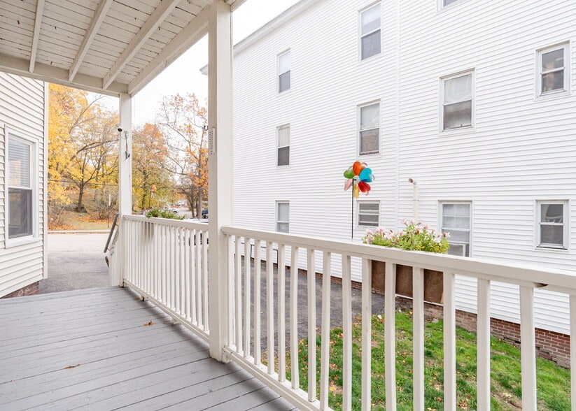 Building Photo - 18 College St