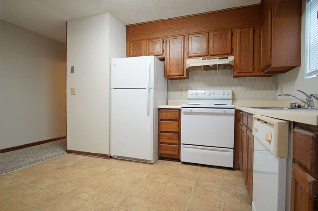 Building Photo - Spacious End-Unit Townhome with Lake Views...
